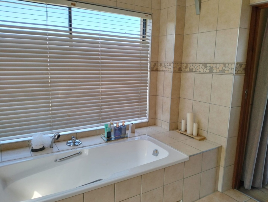 5 Bedroom Property for Sale in Glentana Western Cape